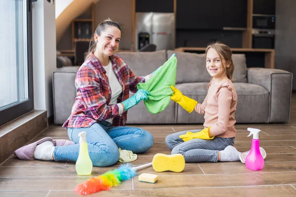 Happy Mother Daughter Cleaning House Together — Stock Photo, Image