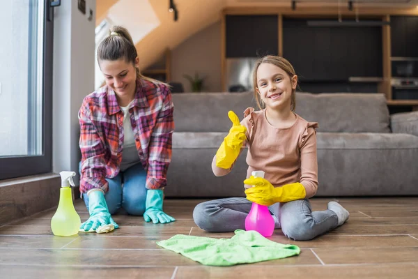 Szczęśliwa Córka Pokazuje Kciuk Górę Podczas Sprzątania Domu Matką — Zdjęcie stockowe