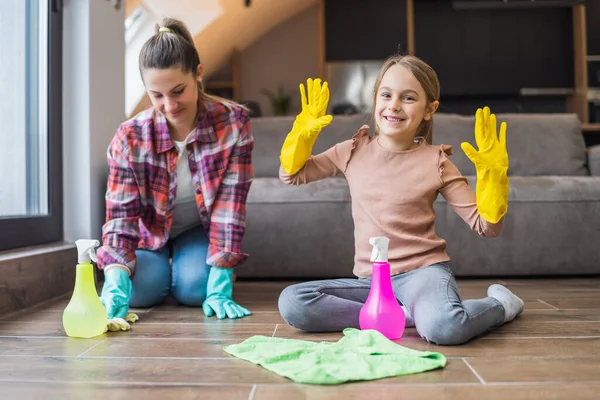 Glückliche Tochter Und Mutter Putzen Gemeinsam Haus — Stockfoto