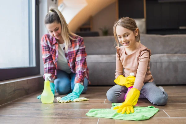 快乐的女儿和妈妈一起打扫房子 — 图库照片