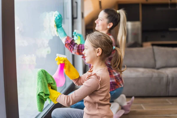 Happy Daughter Mother Cleaning House Together — Stock Photo, Image