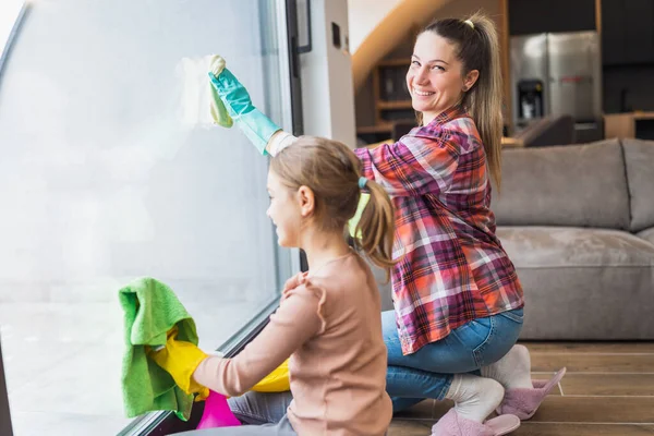 Mutlu Anne Kız Birlikte Temizlik Yapıyorlar — Stok fotoğraf