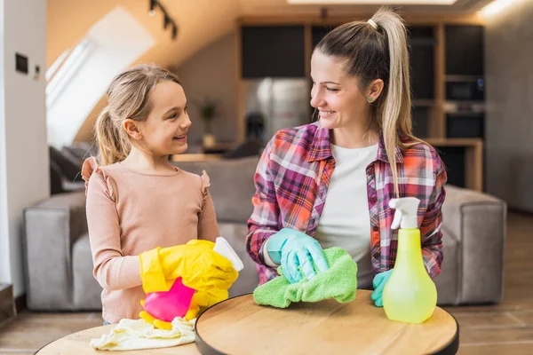 Ευτυχισμένη Μητέρα Και Κόρη Καθαρίζουν Μαζί Σπίτι — Φωτογραφία Αρχείου