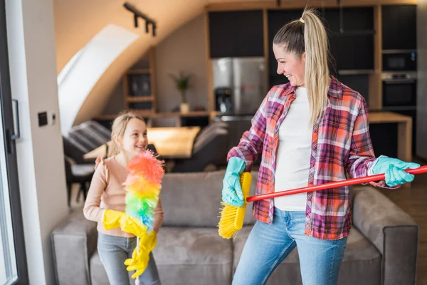 Mãe Feliz Filha Divertindo Enquanto Limpam Casa Juntos — Fotografia de Stock