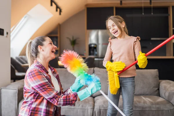 妈妈和女儿在一起打扫房子的时候玩得很开心 — 图库照片