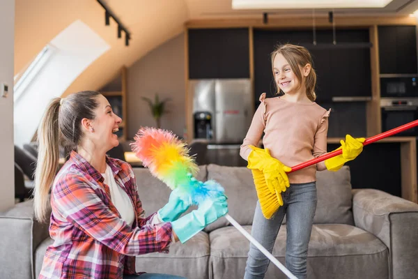 Szczęśliwa Matka Córka Dobrze Się Bawią Sprzątając Razem Dom — Zdjęcie stockowe