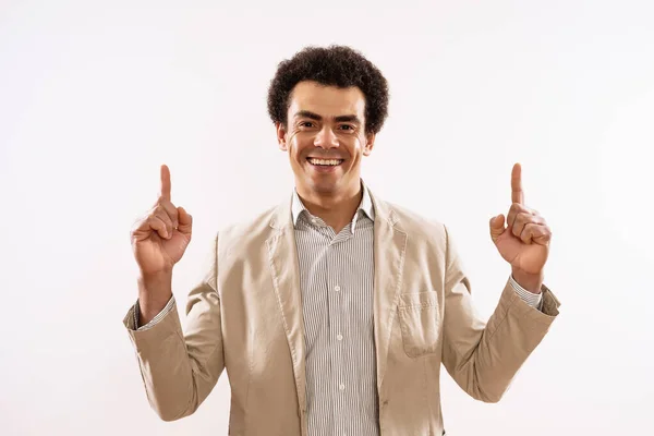 Portrét Šťastného Podnikatele Ukazujícího Prstem — Stock fotografie
