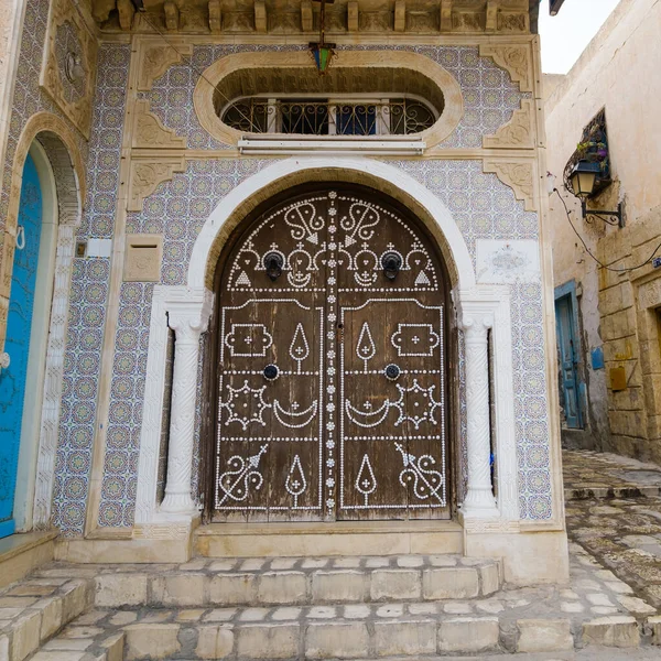 Egy Régi Tunéziai Ajtó Képe Arab Stílusú Építészet — Stock Fotó