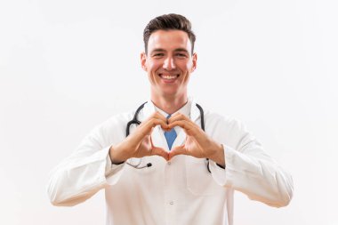 Ellerle kalp şeklini gösteren doktor portresi.