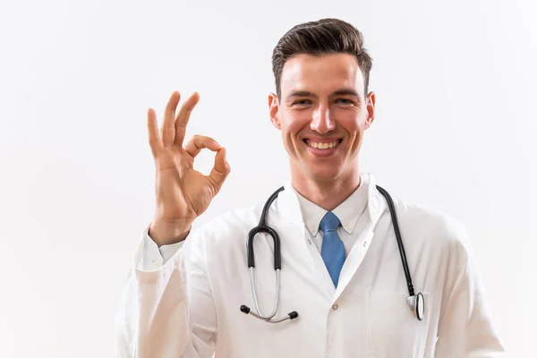 Genç Doktorun Portresi Tamam Işareti Gösteriyor — Stok fotoğraf