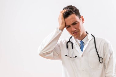 Yorgun ve endişeli doktorun görüntüsü.