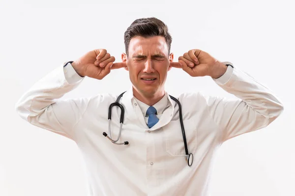 Bild Eines Überlasteten Arztes Mit Den Händen Den Ohren — Stockfoto