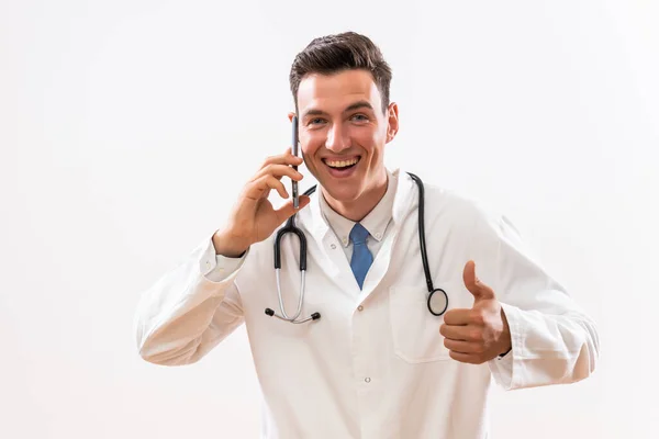 Bild Eines Glücklichen Arztes Der Telefon Spricht Und Den Daumen — Stockfoto