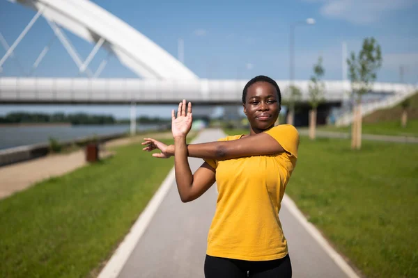 Young Woman Enjoys Exercising Outdoor — Stock Photo, Image