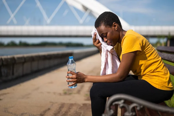 Mulher Exausta Após Exercício Beber Água Limpar Suor Com Toalha — Fotografia de Stock