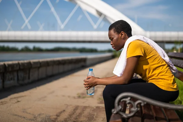 Wyczerpana Kobieta Ćwiczeniach Wody Pitnej Podczas Siedzenia Ławce — Zdjęcie stockowe