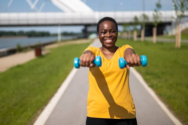 Jonge Vrouw Geniet Van Het Sporten Met Gewichten Outdoor — Stockfoto