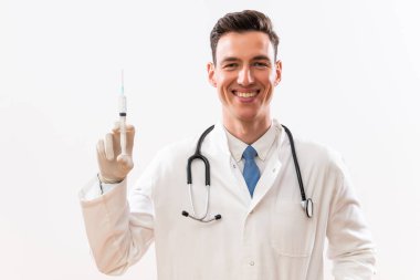 Enjeksiyonlu genç doktorun görüntüsü.