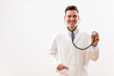 Steteskoplu genç doktorun portresi..