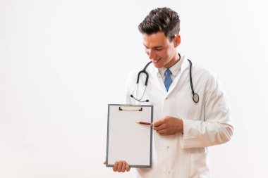 Genç doktorun resmi panoda gösteriliyor.