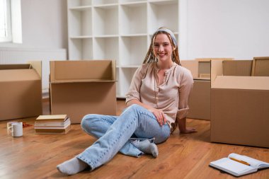 Örgülü modern kızıl kadın yeni daireye taşınıyor..