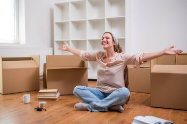 Yeni daireye taşınan örgülü, heyecanlı kızıl kadın..