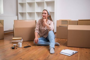 Örgülü, yeni evinde örgütlenmeyi düşünen modern kızıl bir kadın..