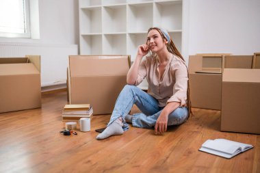 Örgülü, yeni evinde örgütlenmeyi düşünen modern kızıl bir kadın..