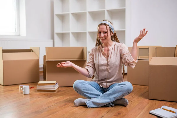Moderne Gember Vrouw Met Vlechten Verhuizen Naar Een Nieuw Appartement — Stockfoto
