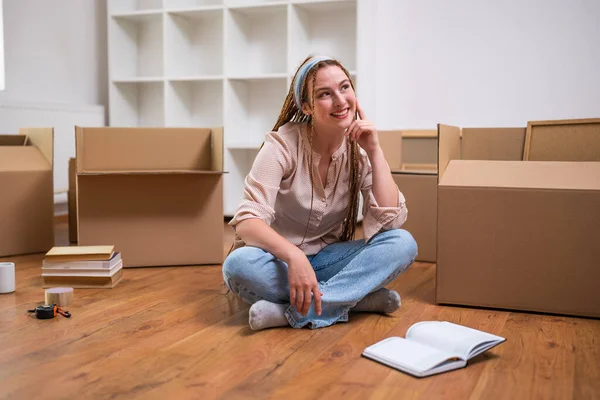 Mulher Gengibre Moderna Com Tranças Movendo Para Novo Apartamento — Fotografia de Stock