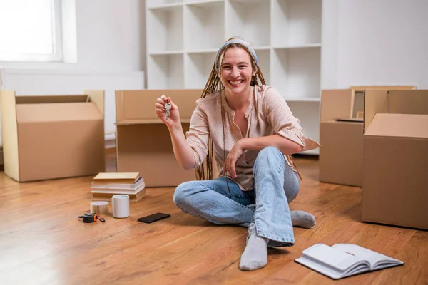 Modern Ginger Woman Braids Showing Key Her New Home — Stock Photo, Image