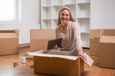 Örgülü modern kızıl kadın yeni evine taşınıyor..