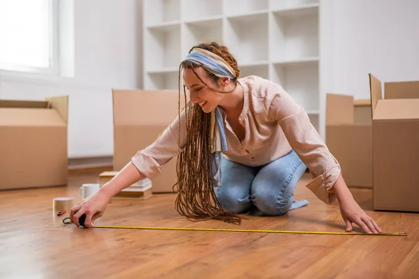 Moderní Zázvorová Žena Copánky Stěhujícími Nového Domova Měřící Podlahou — Stock fotografie