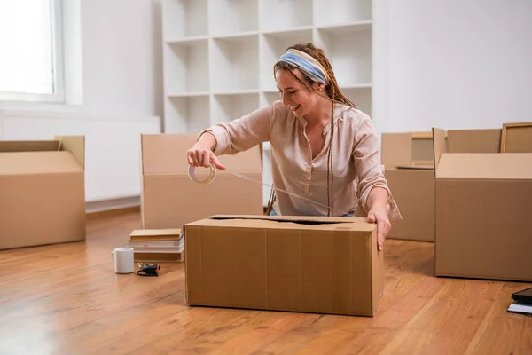 Modern Ginger Woman Braids Moving New Home — Stock Photo, Image