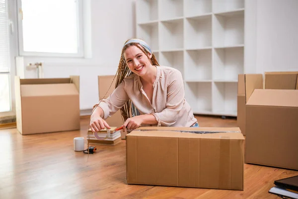 Modern Ginger Woman Braids Moving New Home — Stock Photo, Image