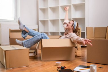 Mutlu kadın yeni daire içine hareket ederken eğleniyor.