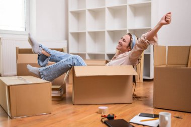 Mutlu kadın yeni daire içine hareket ederken eğleniyor.