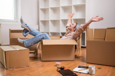 Mutlu kadın yeni daire içine hareket ederken eğleniyor.