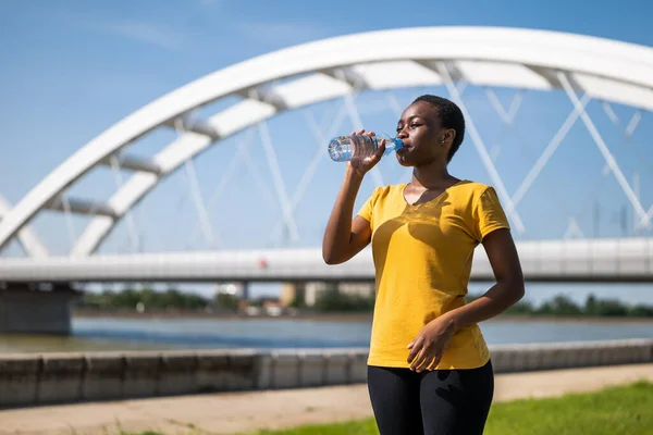 Deportiva Mujer Bebiendo Agua Mientras Hace Ejercicio Aire Libre — Foto de Stock