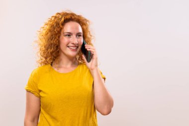 Telefonda konuşan mutlu kızıl kadın görüntüsü..