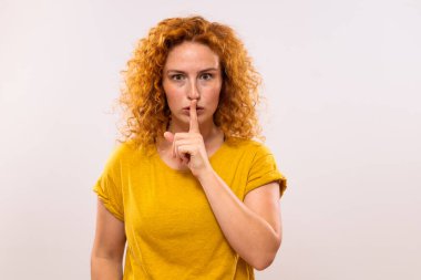 Dudaklarında parmak olan güzel bir kızıl kadının portresi..