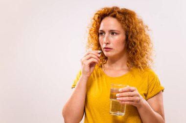 Hap alan kızıl kadının portresi..