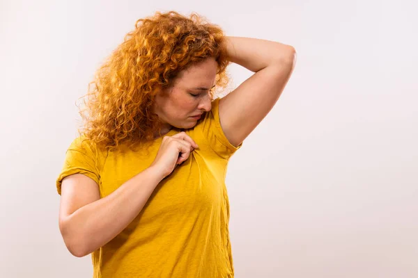 Ginger woman is sweating to much and she doesn\'t like her smell under armpit.