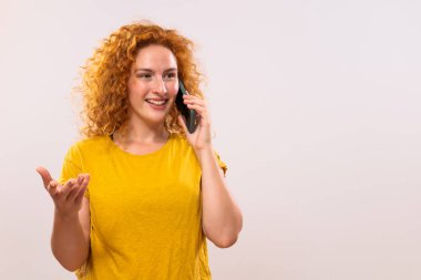 Telefonda konuşan mutlu kızıl kadın görüntüsü..