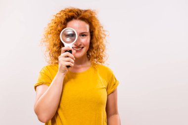 Louise 'e bakan mutlu kızıl kadın.