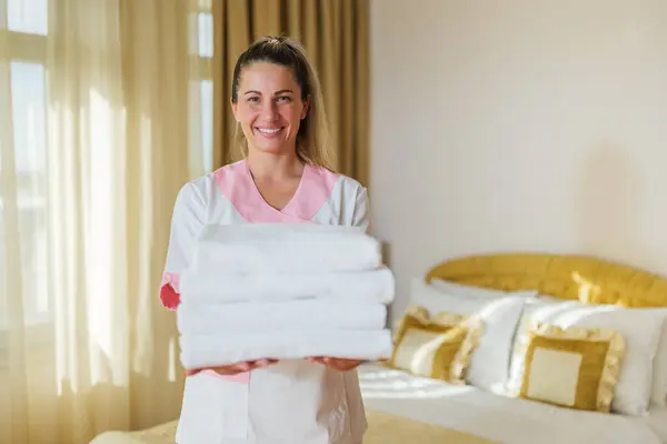 Elinde Temiz Temiz Havlular Tutan Güzel Otel Hizmetçisinin Portresi — Stok fotoğraf