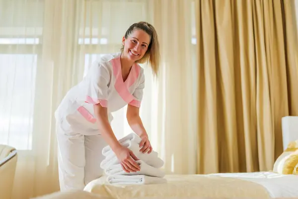 Güzel Otel Hizmetçisi Odadaki Temiz Temiz Havluları Koyuyor — Stok fotoğraf