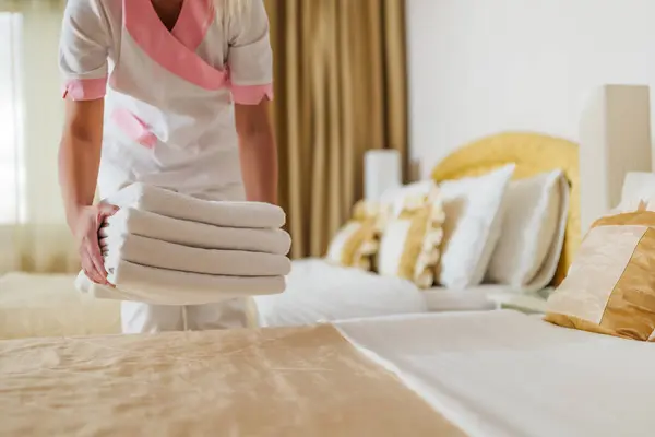 Otel Hizmetçisinin Temiz Temiz Havluları Yatağa Koyduğu Görüntüyü Kapat — Stok fotoğraf