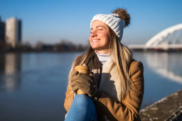 Sıcak Giysiler Içinde Güzel Bir Kadın Güneşli Bir Kış Gününde — Stok fotoğraf