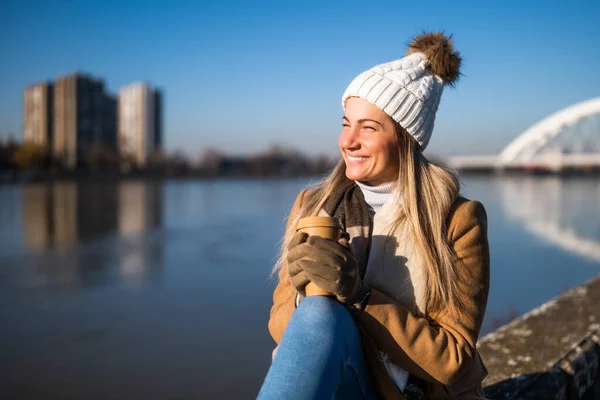 Sıcak Giysiler Içinde Güzel Bir Kadın Güneşli Bir Kış Gününde — Stok fotoğraf